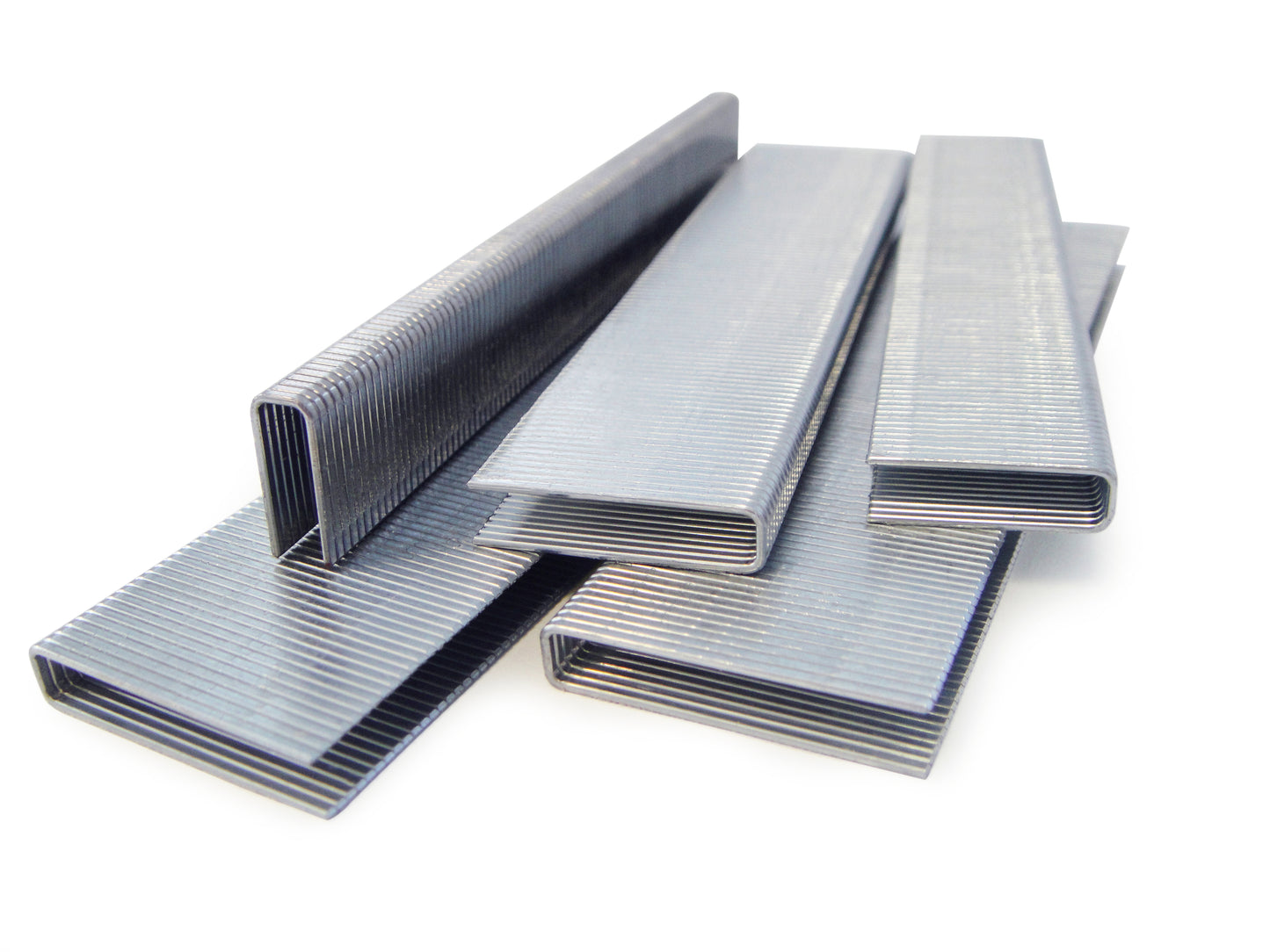 Collated metal staples with divergent points, stacked in a strip