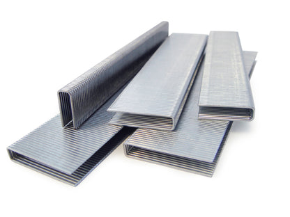 Collated metal staples with divergent points, stacked in a strip